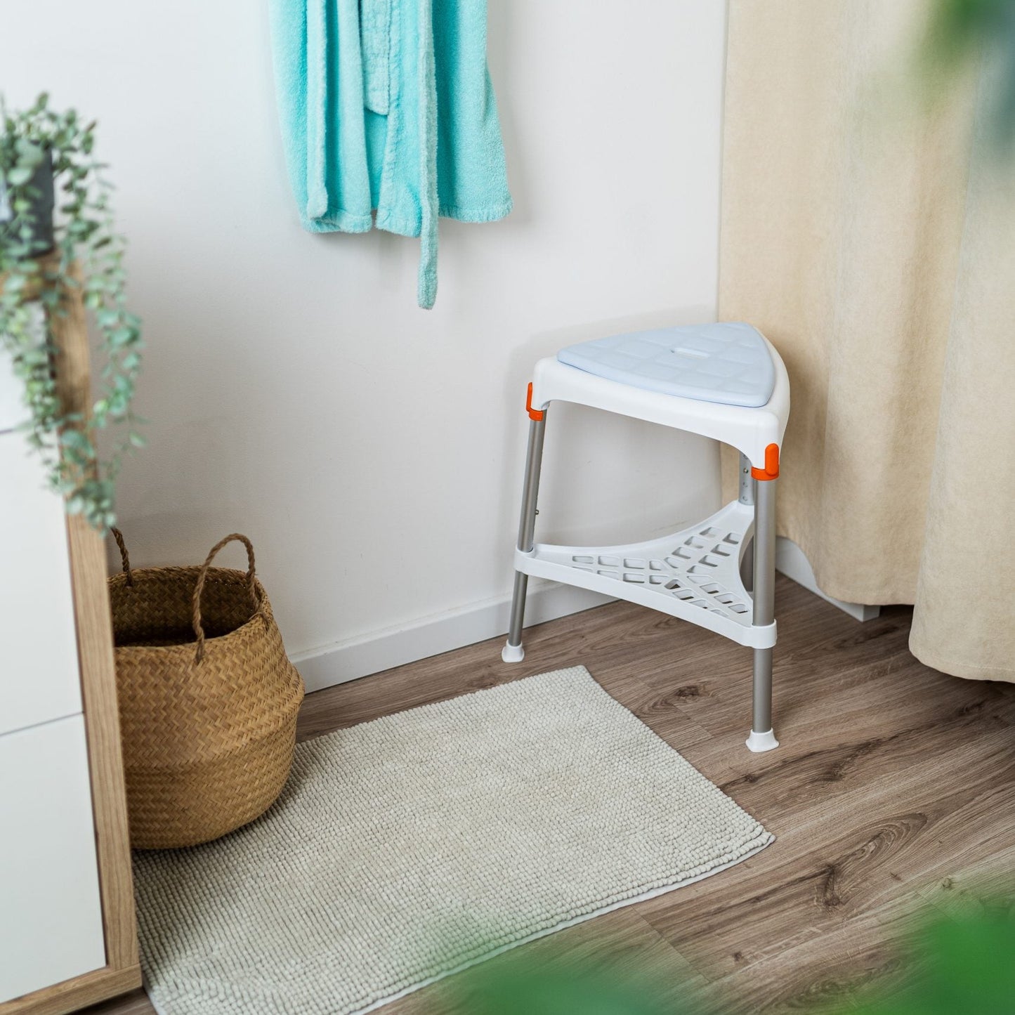 King Þríhyrndur baðkollur hækkanlegur með bakka