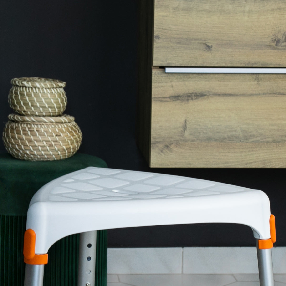 King Þríhyrndur baðkollur hækkanlegur með bakka